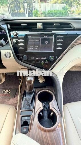 Toyota Camry 2.0G sản xuất 2019 nhập khẩu