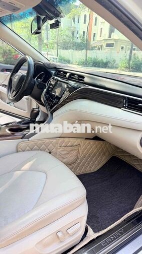 Toyota Camry 2.0G sản xuất 2019 nhập khẩu