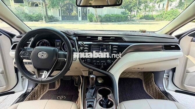Toyota Camry 2.0G sản xuất 2019 nhập khẩu