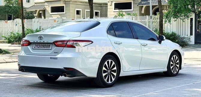 Toyota Camry 2.0G sản xuất 2019 nhập khẩu