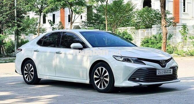 Toyota Camry 2.0G sản xuất 2019 nhập khẩu