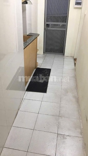 Cho thuê căn hộ tập thể tầng 3 Quỳnh Mai, Hai Bà Trưng, 3 ngủ