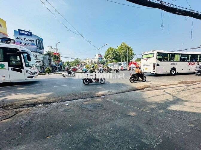 NHÀ NỞ HẬU, HẺM ÔTÔ GIỮA LÒNG TP NHA TRANG - MÃ VÒNG