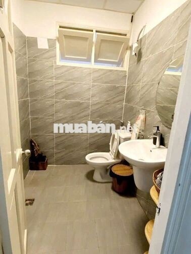 Nguyên căn 2 Trần Khánh Dư, Q1. Dt: 4,5x15m, Kc: trệt 3 lầu. Gía: 42tr