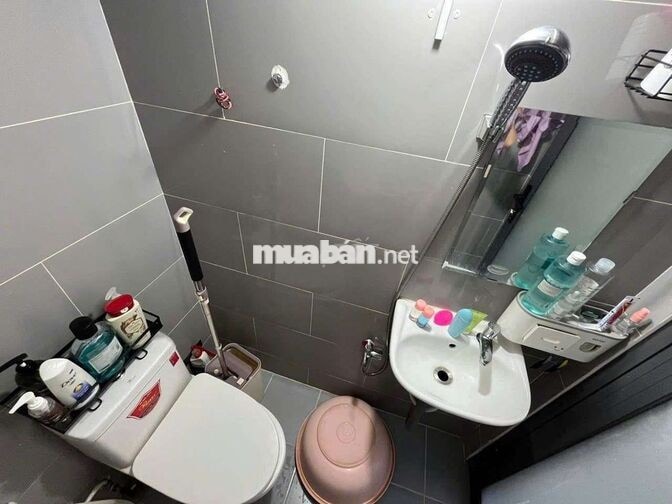 phòng trọ q4 có gác có cửa sổ lớn khép kín