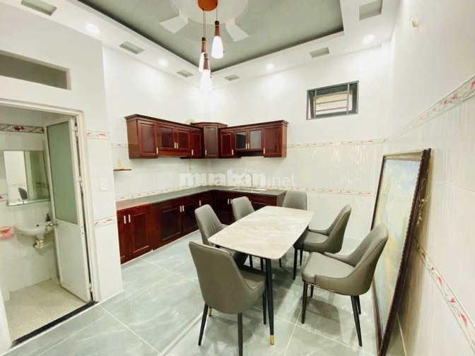 Bán nhà chính chủ sh riêng,đúc 2 lầu 4 phòng ngủ,ngay ngã tư ga