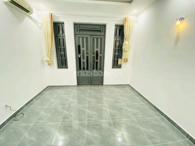 Bán nhà chính chủ sh riêng,đúc 2 lầu 4 phòng ngủ,ngay ngã tư ga