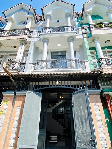 Bán nhà chính chủ sh riêng,đúc 2 lầu 4 phòng ngủ,ngay ngã tư ga