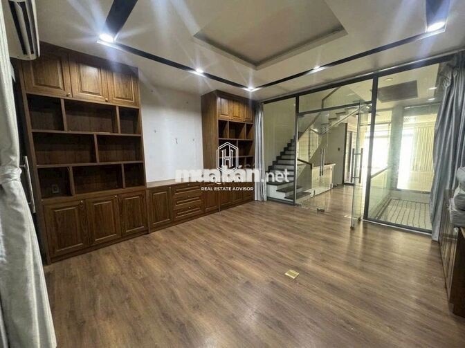 CHO THUÊ NHÀ ĐẸP SÁT SÂN BAY  FULL NỘI THẤT GỖ SANG TRỌNG, NHÀ MỚI