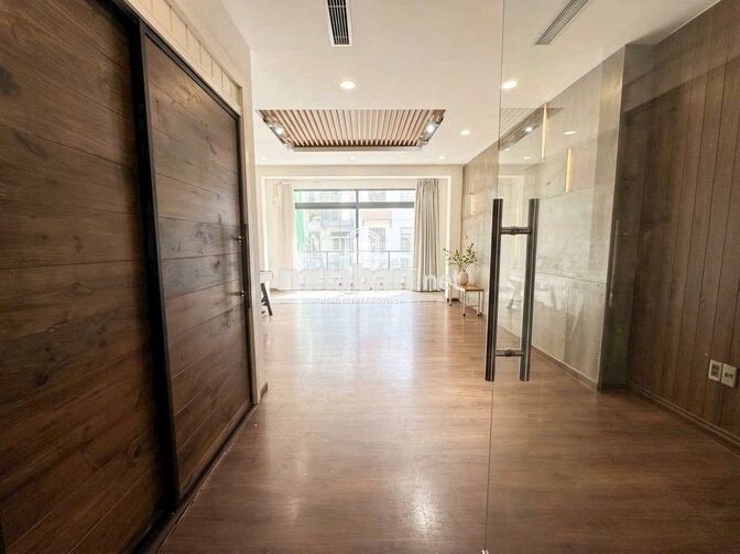 CHO THUÊ NHÀ ĐẸP SÁT SÂN BAY  FULL NỘI THẤT GỖ SANG TRỌNG, NHÀ MỚI