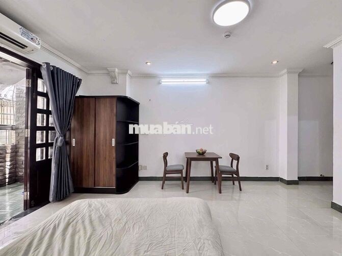 Căn hộ full nội thất mới có ban công lớn  Quận 10 - Quận 11