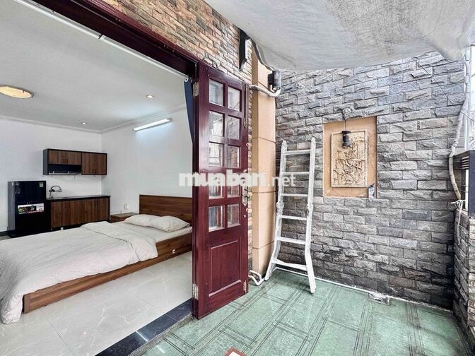 Căn hộ full nội thất mới có ban công lớn  Quận 10 - Quận 11