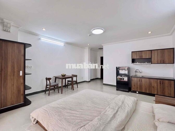 Căn hộ full nội thất mới có ban công lớn  Quận 10 - Quận 11