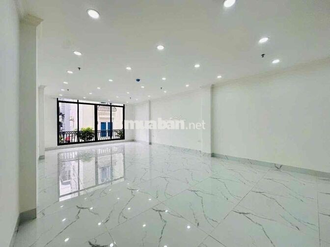 MBKD Nguyên Hồng – Tòa nhà mới, thang máy, ô tô tránh, vỉa hè