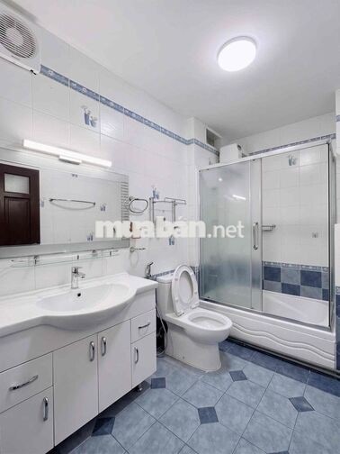 Căn hộ full nội thất mới có ban công lớn  Quận 10 - Quận 11