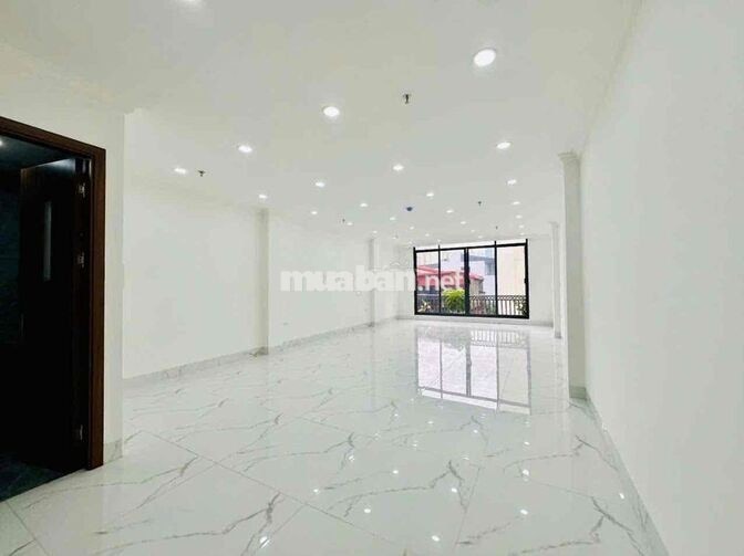 MBKD Nguyên Hồng – Tòa nhà mới, thang máy, ô tô tránh, vỉa hè
