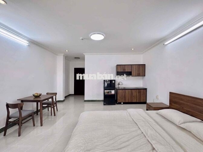 Căn hộ full nội thất mới có ban công lớn  Quận 10 - Quận 11