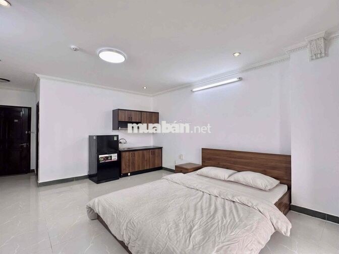 Căn hộ full nội thất mới có ban công lớn  Quận 10 - Quận 11