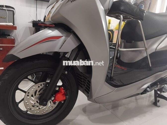 Honda Lead Đặc biệt màu Bạc