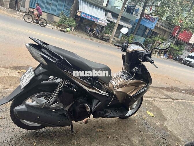 Honda Air Blade 125 vàng đen