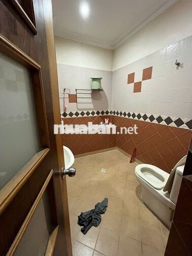 Bán nhà mặt tiền hẻm - Phường Cầu Ông Lãnh, Q.1