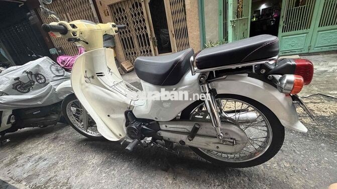 Honda Cub Trắng Cổ điển