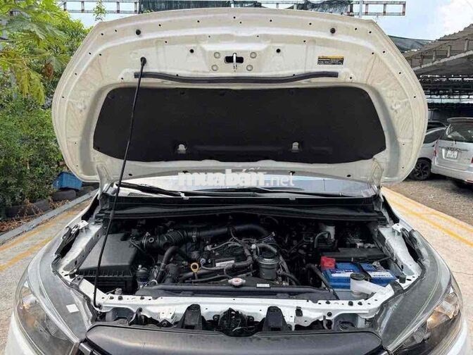 Toyota Innova 2.0E 7 chỗ Số sàn Trắng