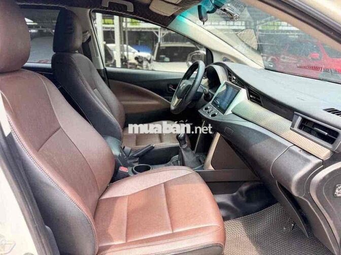 Toyota Innova 2.0E 7 chỗ Số sàn Trắng