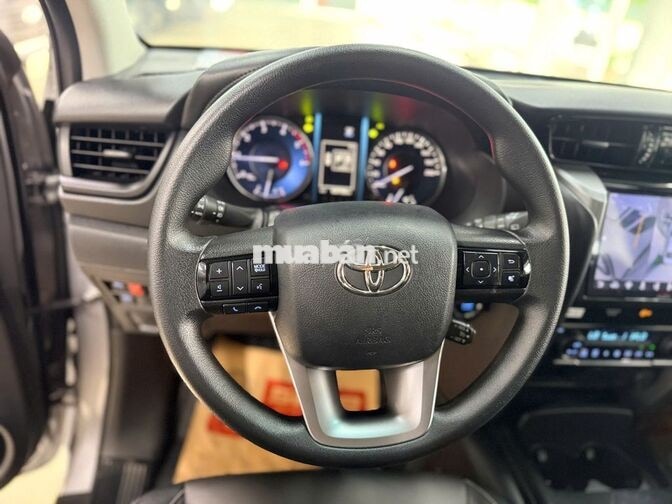 Toyota Fortuner 2024 2.4G AT Bạc 63739 km