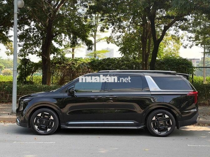 Kia Carnival 2025 Premium 2.2D 2 vạn km Đen
