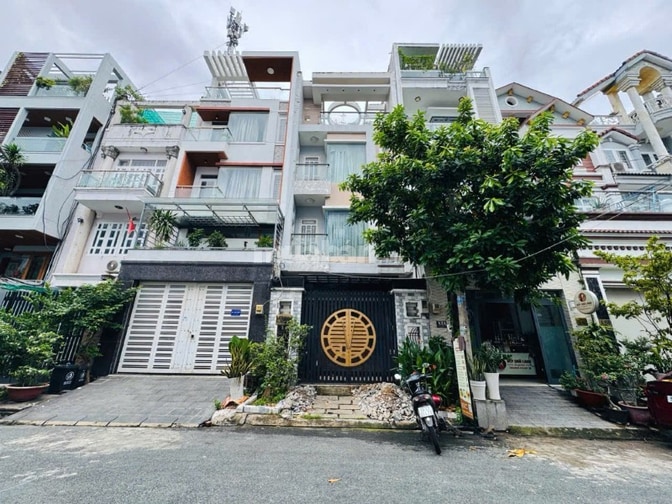 - Bán Nhà KDC liền kề PMH  Q7, 5 x 20m, 3 lầu, Giá 13,5ty 