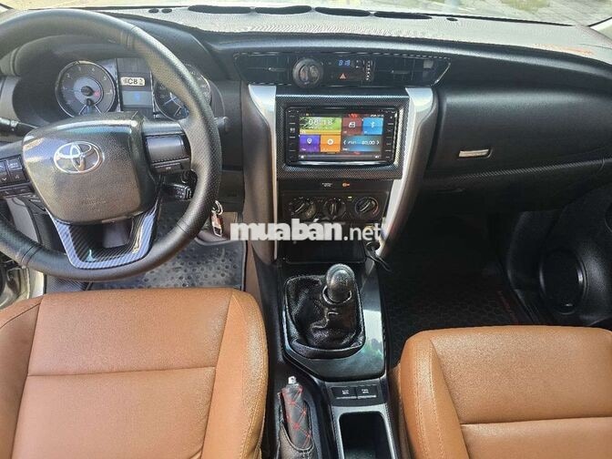Toyota Fortuner 2017 2.4 MT 7 chỗ bạc