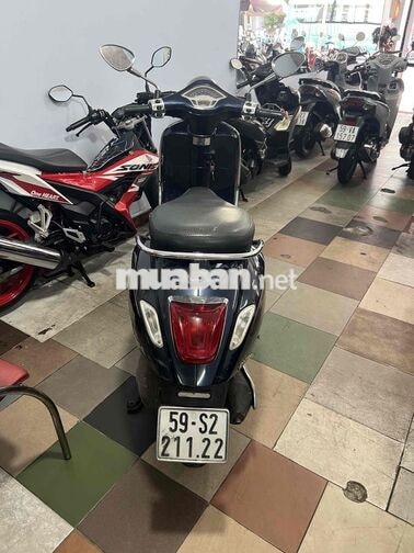 Piaggio Vespa xanh dương đen
