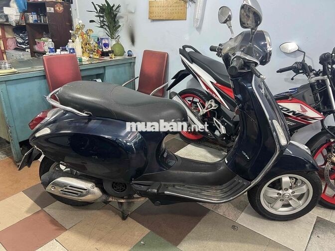Piaggio Vespa xanh dương đen