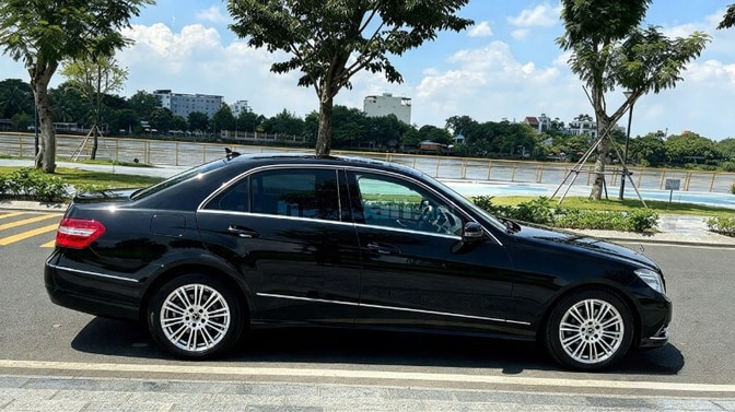 Bán xe MERCEDES BENZ E300, xe mới zin nguyên bản 99%