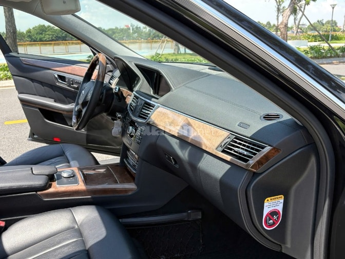Bán xe MERCEDES BENZ E300, xe mới zin nguyên bản 99%