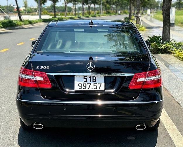 Bán xe MERCEDES BENZ E300, xe mới zin nguyên bản 99%