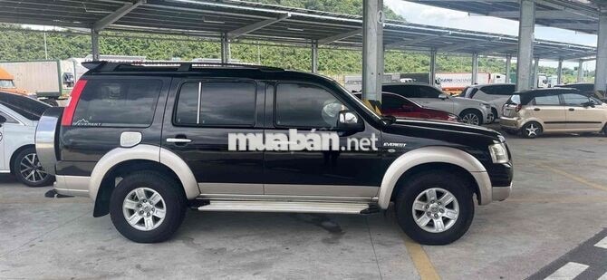 Ford Everest 7 chỗ Dầu Số sàn màu đen