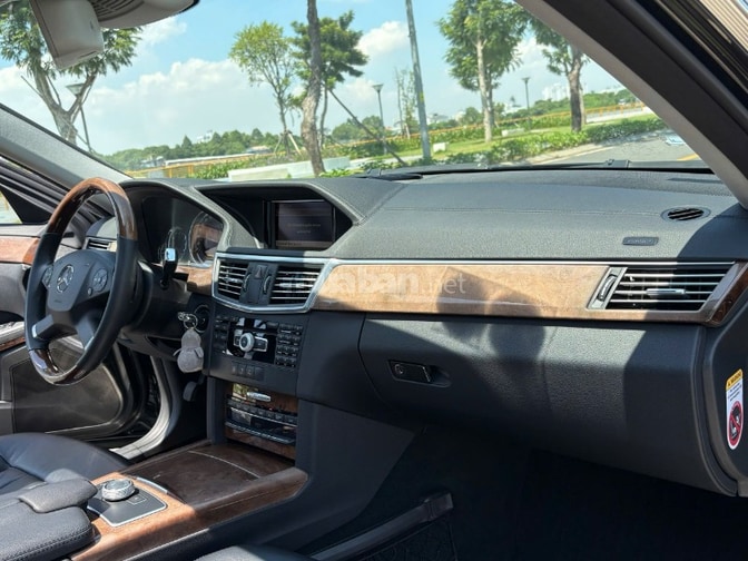 Bán xe MERCEDES BENZ E300, xe mới zin nguyên bản 99%