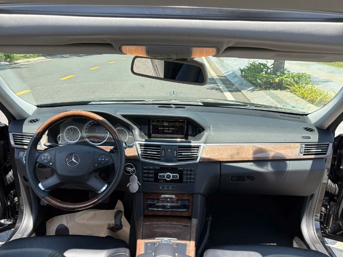 Bán xe MERCEDES BENZ E300, xe mới zin nguyên bản 99%