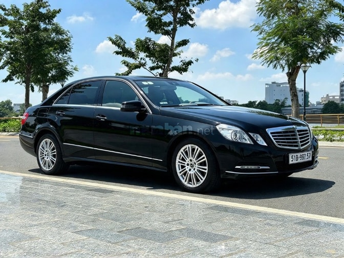 Bán xe MERCEDES BENZ E300, xe mới zin nguyên bản 99%