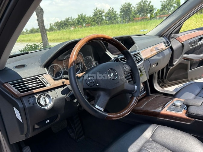 Bán xe MERCEDES BENZ E300, xe mới zin nguyên bản 99%