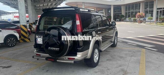 Ford Everest 7 chỗ Dầu Số sàn màu đen