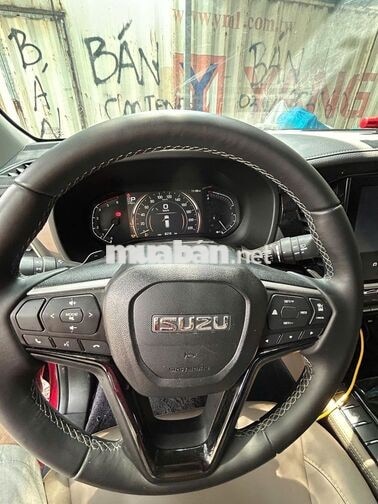 Isuzu Premium 2025 8000 km Đỏ