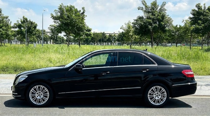 Bán xe MERCEDES BENZ E300, xe mới zin nguyên bản 99%
