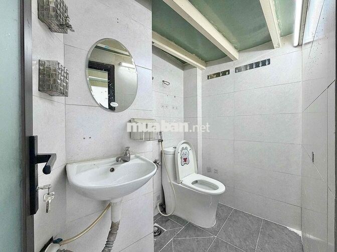 CĂN BAN CÔNG LỘNG GIÓ GÁC CAO NGAY NGÃ TƯ BỐN XÃ
