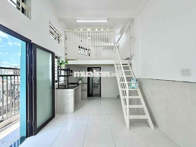 CĂN BAN CÔNG LỘNG GIÓ GÁC CAO NGAY NGÃ TƯ BỐN XÃ