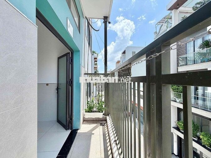 CĂN BAN CÔNG LỘNG GIÓ GÁC CAO NGAY NGÃ TƯ BỐN XÃ
