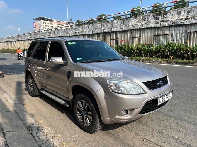 Ford Escape XLS 5 chỗ Tự động, màu hồng phấn
