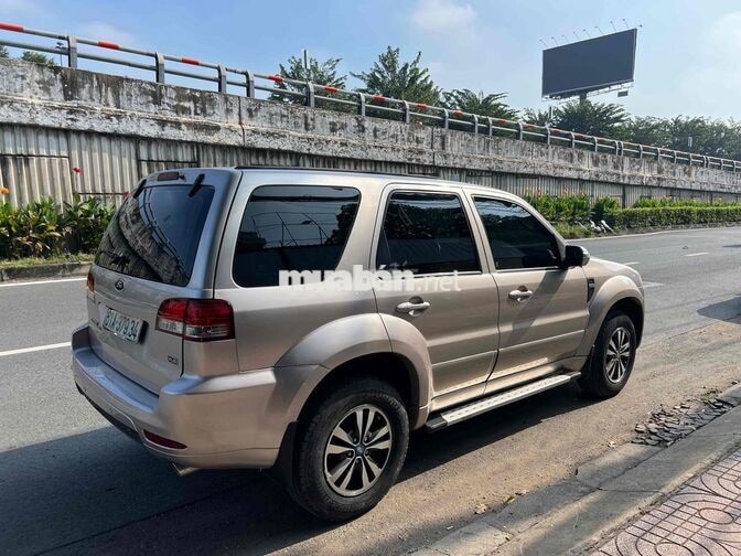 Ford Escape XLS 5 chỗ Tự động, màu hồng phấn